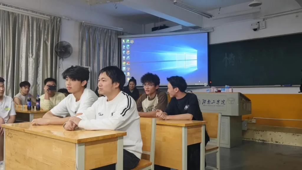 人们在房间里AI 生成的内容可能不正确。