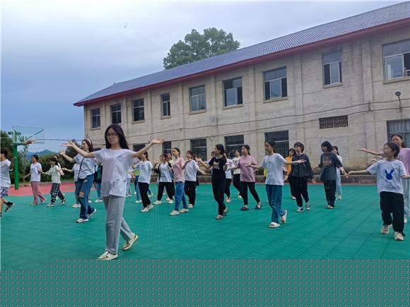 best365中国官方网站：关注留守儿童，用“心”播种“爱”